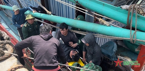 Đồn Biên phòng Roòn kịp thời đưa thuyền viên bị tai nạn trên biển lên bờ điều trị